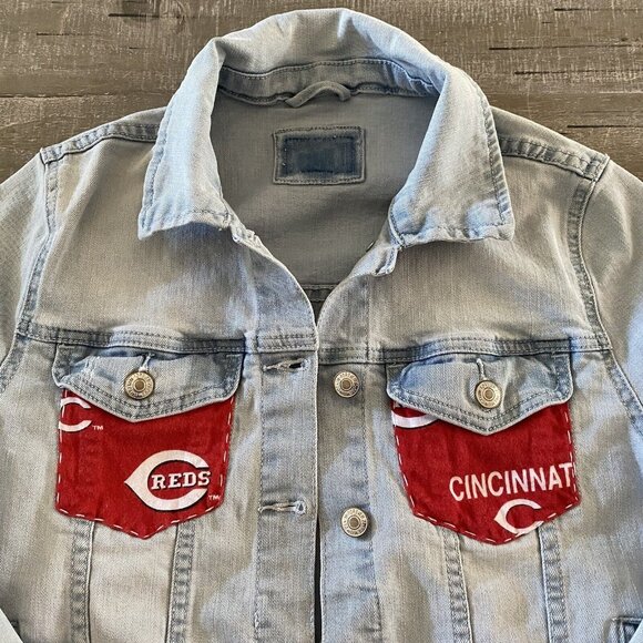 Forever 21 Cincinnati Reds Denim Jacket Girls Size Large Baseball Light Wash - Picture 2 of 12
